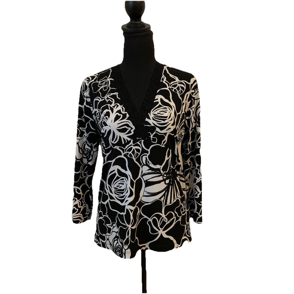 Chicos Size 0 Womens Small Top V Neck Floral With Lace Detail Black And White